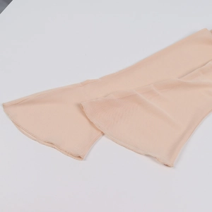 Detail der transparenten Mesh-Glockenärmel in Nude-Pink mit feinen Rüschenkanten
