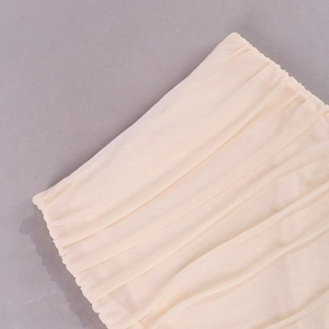 Gros plan détaillé du tissu en maille froncée beige pour jupes sirène élégantes