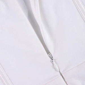 Detailaufnahme eines nahtlosen verdeckten Reißverschlusses an einem weißen Netzkleid