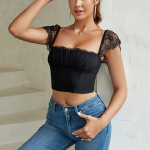 Sexy zwarte kanten crop top met vierkante hals en gerimpeld lijfje voor dames