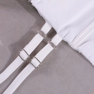Details verstellbarer weißer Netzkleid-Schultergurte mit silbernen Metallschnallen