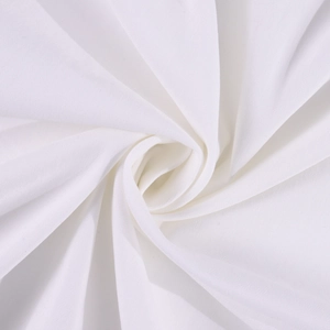 Detailaufnahme der weißen Netzstoff-Textur mit elegant spiralförmigen Drapierungen