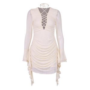 Mini abito sexy in mesh crema con scollo a V stringato ed eleganti maniche a campana