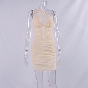 Détail de la robe en maille style corset avec baleines et épaule asymétrique