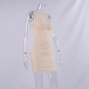 Détail de la robe mini en maille crème avec corsage baleiné et effet froncé
