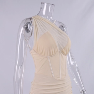 Détail d'une robe en mesh crème avec baleines corset et tulle drapé sur une seule épaule