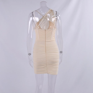 Détail de robe beige moulante froncée avec épaule asymétrique et fermeture éclair dos