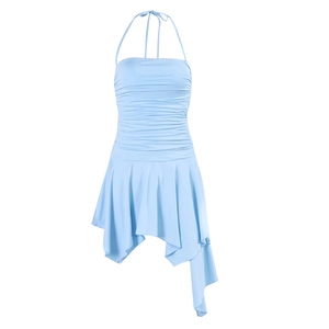 Robe dos nu bleu clair avec détails froncés et ourlet à volants asymétrique