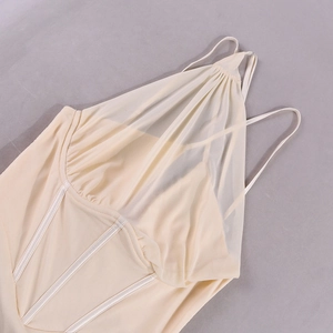 Détail de la robe corset en maille beige avec volants transparents et baleines