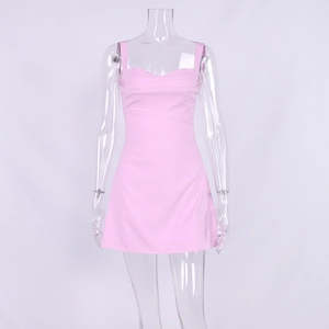 Vista frontale dettagliata di un mini abito aderente rosa senza maniche su manichino
