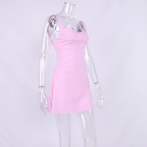 Dettaglio dell'abito corto in mesh rosa con scollo a conchiglia e tessuto aderente