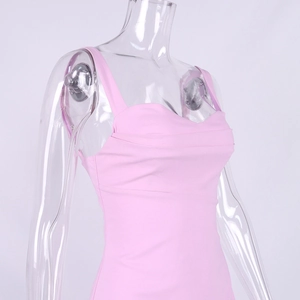 Dettaglio dell'abito aderente rosa chiaro con scollo a cuore e dettagli del bustino arricciato