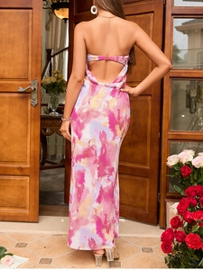 Detail des rückenfreien Maxikleides mit rosa Batik-Blumendruck und elegantem Rückenausschnitt