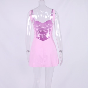 Dettaglio posteriore di un mini abito rosa con lacci bianchi incrociati e scollo a V profondo