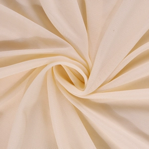 Vue macro d'un tissu en maille filet beige de qualité montrant la texture détaillée
