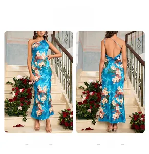 Vues avant et arrière d'une robe longue moulante à fleurs avec une seule épaule et dos nu