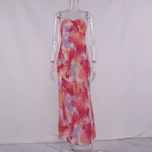 Vorderansicht von trägerlosem Maxikleid mit buntem abstraktem Blumendruck auf einer Puppe