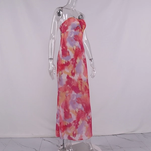 Detail des lebhaften abstrakten Blumendrucks und Faltenbrust an einem trägerlosen Maxikleid