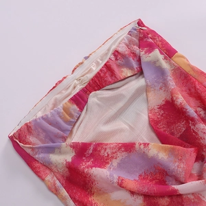 Detailansicht von Elastikbund und nahtlosem Reißverschluss am bunten Blumenkleid