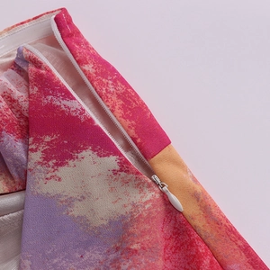 Detail des verdeckten Reißverschlusses am sommerlichen Maxikleid mit Marmordruck