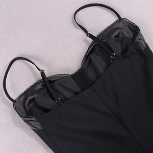 Detailansicht der Spitzenkante und des glatten Futters am schwarzen Mesh-Kleid-Träger