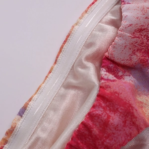 Nahaufnahme des Sommerkleid-Prints mit rutschfestem Silikonstreifen und feiner Naht