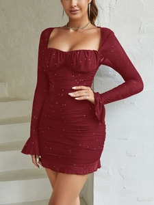 Dettaglio vestito bodycon bordeaux con paillettes luccicanti e polsini con volant