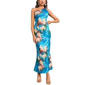 Robe longue fleurie à une épaule en bleu avec imprimé tropical et coupe ajustée