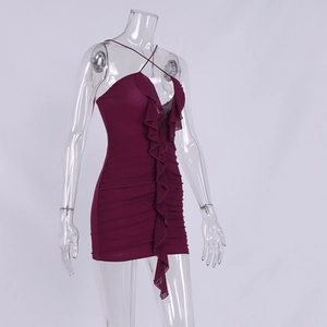 Détail de robe bordeaux à volants en mesh avec décolleté à fines bretelles croisées