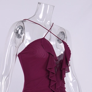 Détail de la robe en mesh bordeaux avec licou croisé et volants superposés