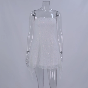 Détail de la robe bustier blanche à paillettes avec dentelle et ourlet asymétrique