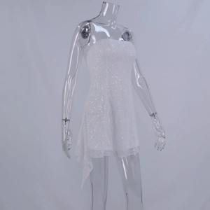 Vue détaillée de la robe en dentelle blanche avec paillettes et ourlet asymétrique