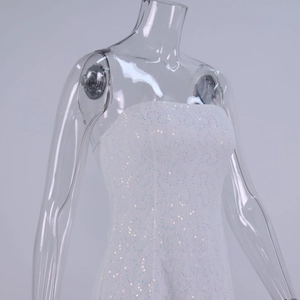 Détail de robe bustier en dentelle blanche avec motifs floraux et sequins brillants