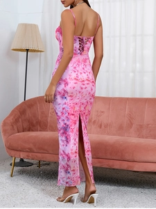 Détail de la robe fleurie rose avec dos nu lacé sexy et fente à l'ourlet arrière