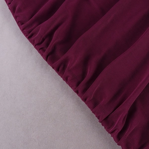 Détail d'une robe en résille bordeaux montrant le bord volanté et la texture froncée