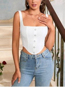 Détail du haut corset blanc avec boutons argentés et coutures structurées style bustier