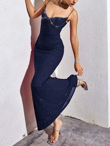 Détail de la robe pailletée bleu marine avec tissu scintillant et décolleté en strass
