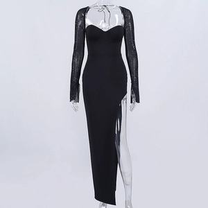 Détail d'une robe noire à paillettes avec manches en tulle et fente haute sur mannequin