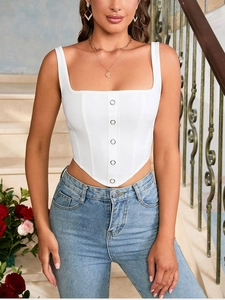 Vue détaillée d'un haut style corset blanc avec boutons en métal et ourlet triangulaire