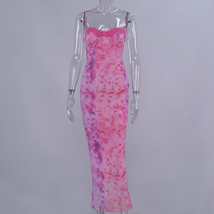 Vue détaillée d'une robe longue en maille rose avec bordure en dentelle et imprimé fleuri