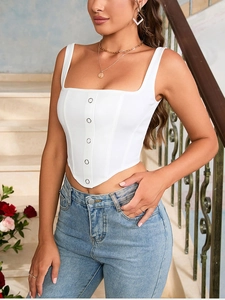 Détail du haut corset blanc avec boutons métalliques et design à baleines structuré