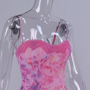 Détail de la robe en maille à fleurs roses avec bordure en dentelle et bretelles