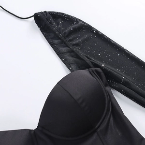 Détail de robe en mesh à paillettes avec bonnets structurés et tulle argenté brillant
