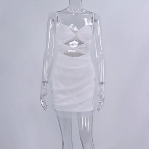 Détail d'une mini-robe froncée blanche sans manches avec col licou et découpe à la taille