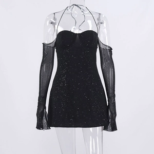 Détail de mini-robe noire à paillettes avec décolleté en cœur et manches en résille