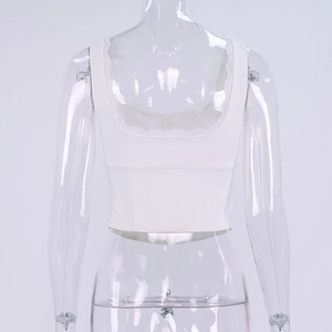 Vista posteriore dettagliata del top a corsetto bianco corto con pizzo e scollo a U