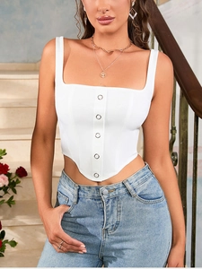 Détail d'un haut court blanc avec col carré et boutons métalliques de style corset