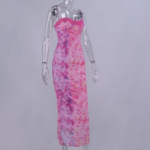 Détail de la robe en mesh rose à imprimé fleuri avec bordure en dentelle délicate au décolleté