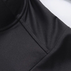 Détail du tissu en maille noire haute densité montrant une double couture verticale