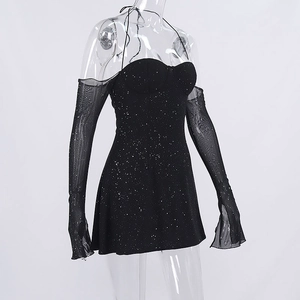 Détail d'une robe moulante en maille noire avec paillettes scintillantes et licou chic